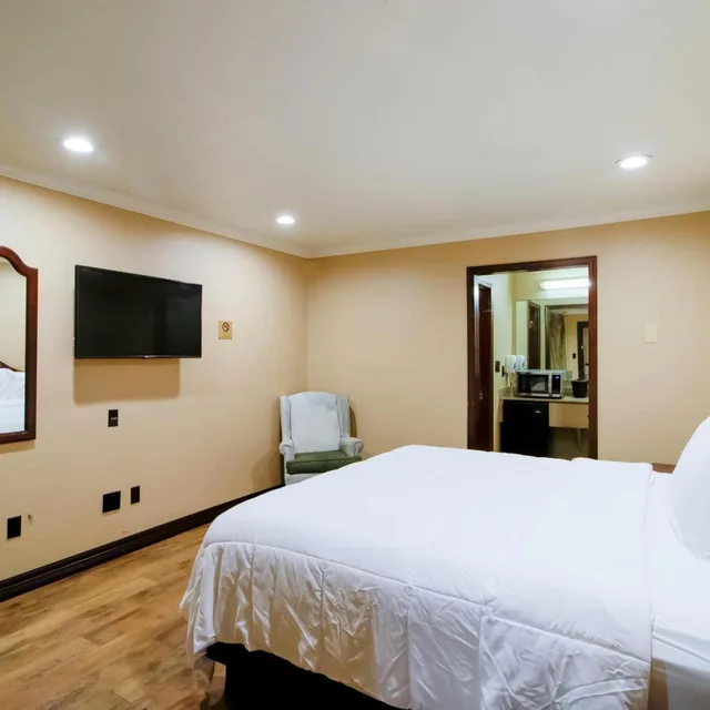 غرفة قياسية بسرير كينج، OYO Pinewood Inn & Suites Silsbee 2/6