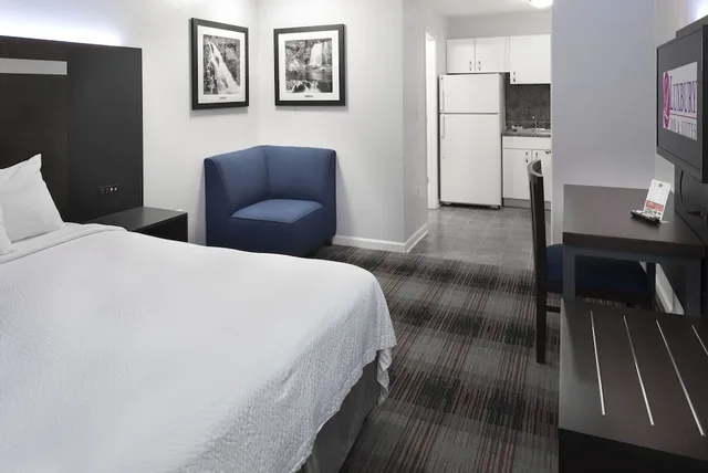 استوديو بسرير كوين، Luxbury Inn & Suites 1/2