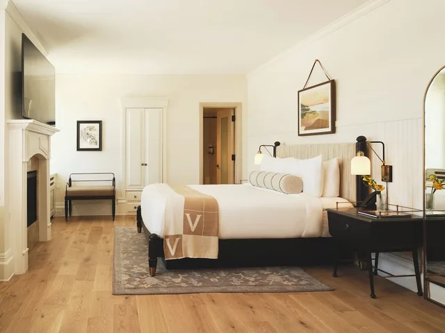 Rose Cliff, Junior Suite, King Bed, Sofa, Viking Hotel 2/2