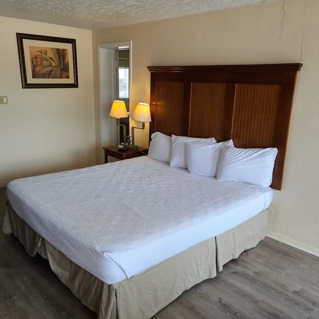 غرفة ديلوكس بسرير كينج وسريرين كوين بغرفتي نوم، Oceanfront Twilight Surf Hotel 1/4