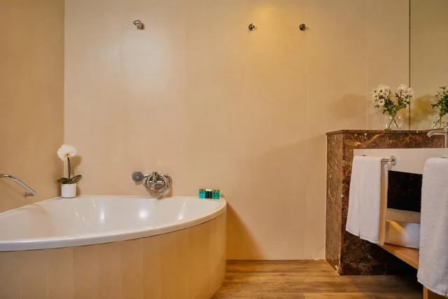 Sagrada Familia, Suite, King Bed, Sofa، El Avenida Palace 3/3