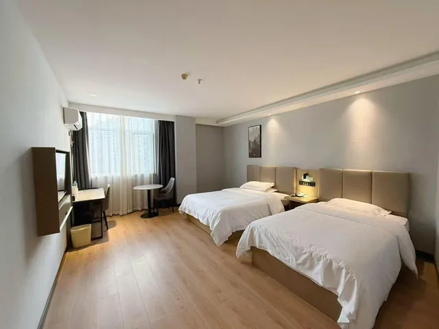 غرفة بزنس عائلية بسرير كوين وسرير فردي، GreenTree Inn Hefei East Wangjiang Road CTCE Express Hotel 1/3