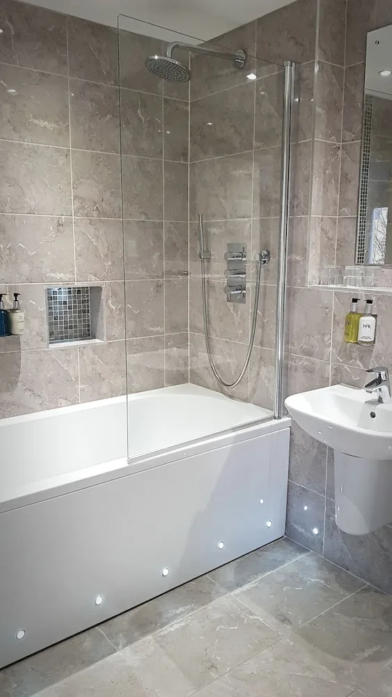 غرفة عائلية ثلاثية بسرير كينج وسرير فردي، Hedley House Hotel 8/8