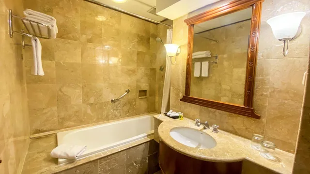 غرفة ديلوكس بسرير كينج، Lorin Solo Hotel Ex Lorin Business Resort Spa Solo 5/6