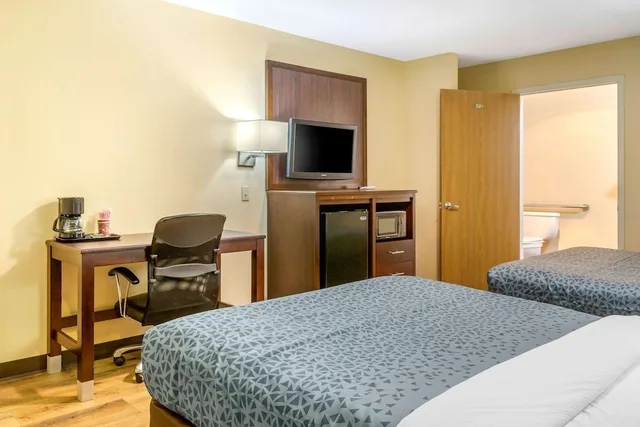 غرفة قياسية بسرير كينج، Econo Lodge West Coors Blvd 9/10