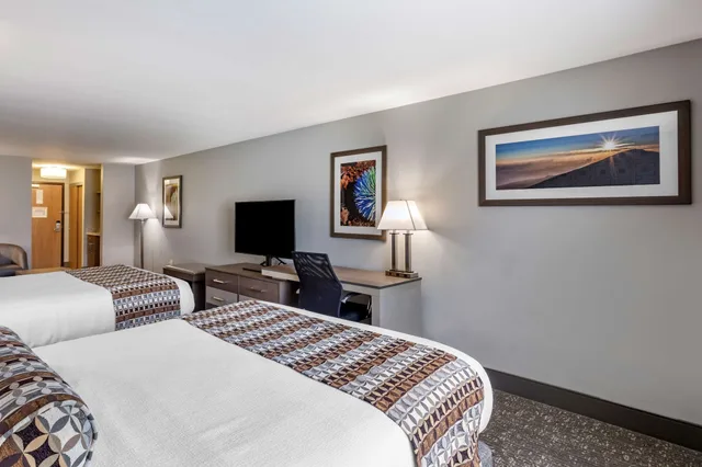 غرفة قياسية بسريرين كوين مع أريكة، Best Western Plus Las Vegas West 3/5