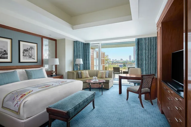 غرفة ديلوكس بسرير كينج بشرفة بإطلالة للمدخنين، The Nile Ritz-Carlton, Cairo 1/3