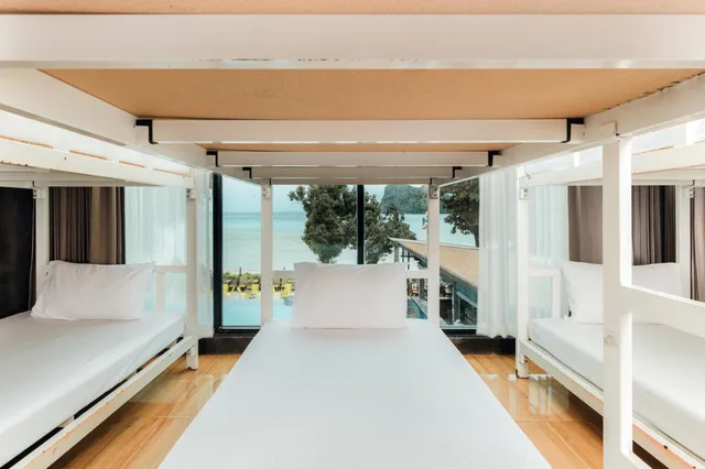 سكن مشترك مختلط بثمانية أسرّة بإطلالة على البحر، Ibiza House Phi Phi 3/3