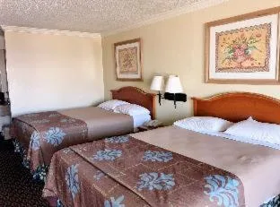 2 Queen Beds - Non-Smoking, Micfridge, Motel6 La Porte, TX 4/10