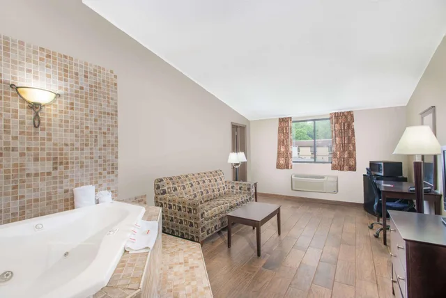 جناح بسرير كينج، Ramada by Wyndham Allentown/Bethlehem 2/2