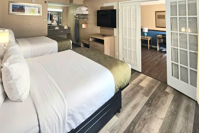Upgrade, Suite, 2 Queen Beds، Quality Inn & Suites Conference Center 3/10