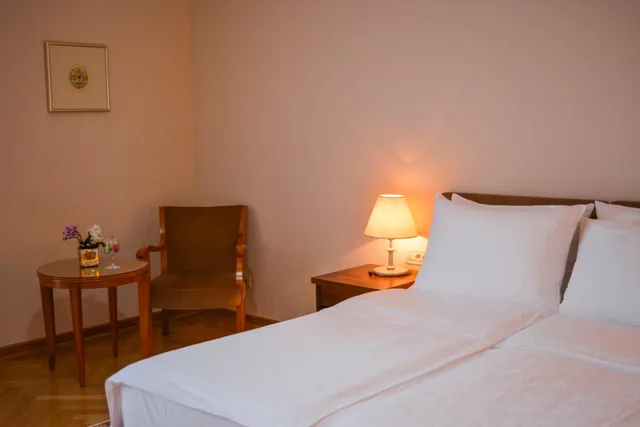 غرفة بسرير مزدوج أو سريرين منفصلين بإطلالة على البحيرة بشرفة، Vila Bled 8/10