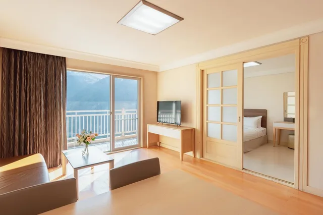 West, Suite, Lake View، Sono Belle Danyang 1/1