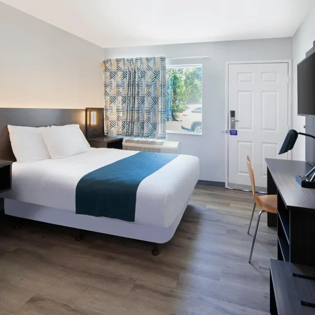 1 Queen Bed ADA/RI Shower/Micfridge، Motel6 Woodland, CA - Sacramento Airport 3/10