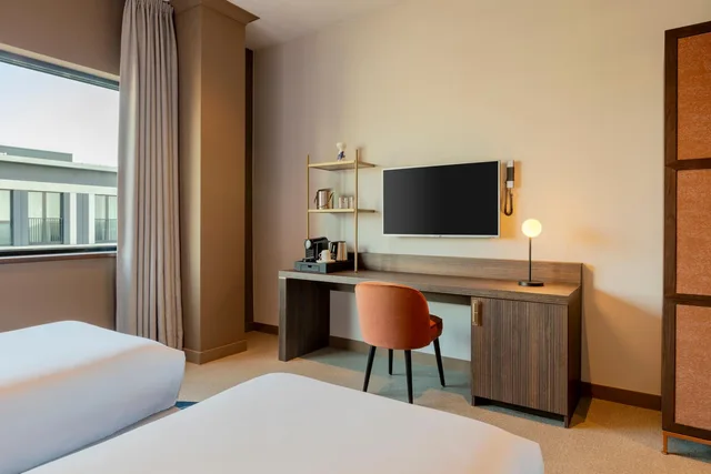 Room, Twin Beds, Airport View، Corendon Amsterdam Schiphol Airport, a Tribute Portfolio Hotel 3/6
