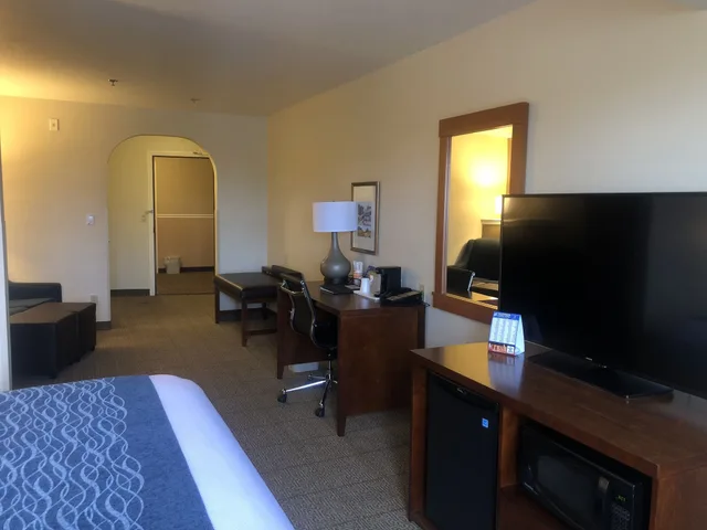 جناح بسرير كينج بشرفة بغرفة نوم واحدة، Comfort Inn & Suites Ukiah Mendocino County 1/4