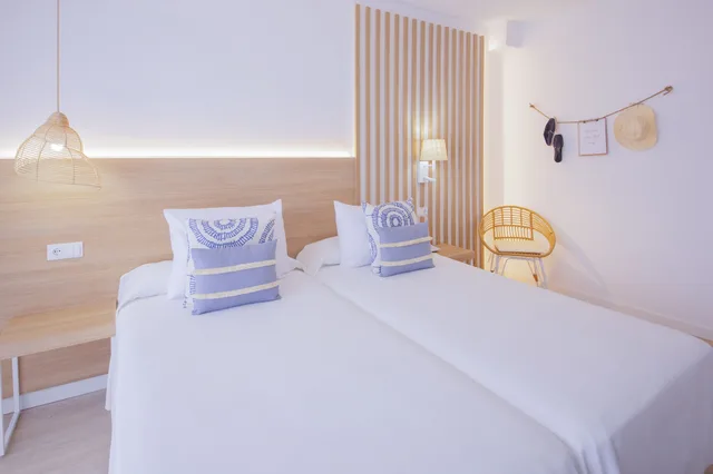 غرفة بسرير مزدوج بإطلالة على البحر، Hotel Cala Font 1/6