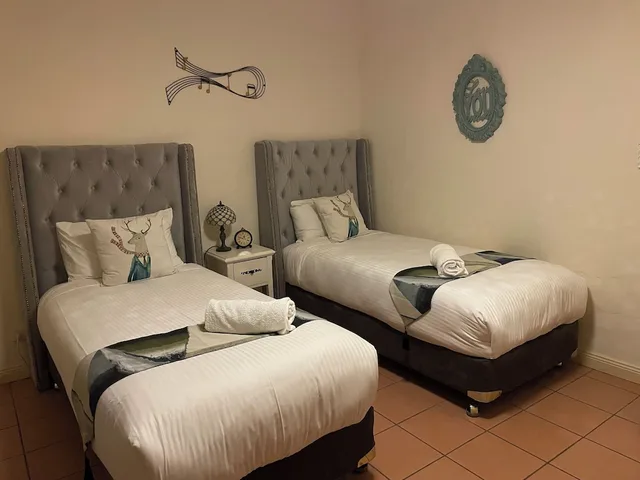غرفة بسرير كوين وسريرين منفصلين بإطلالة على الحديقة بشرفة بغرفتي نوم، Villa Provence 1/10