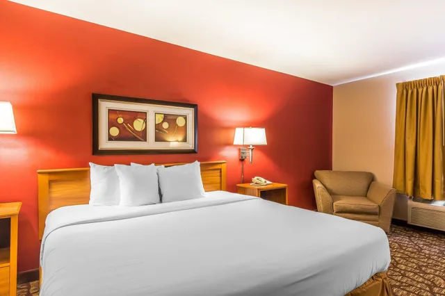 غرفة قياسية بسرير كينج، Quality Inn and Suites Chesterfield Village 2/10