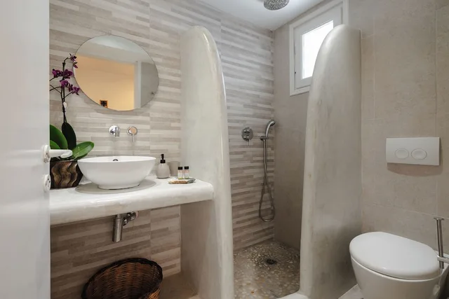 غرفة ديلوكس ثلاثية بسرير كوين بشرفة مع أريكة، Sea View Apartments and Studios 10/10