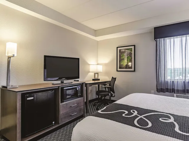 غرفة بسرير كوين، La Quinta Inn and Suites by Wyndham Warwick Providence Airport 2/3