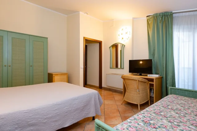 جناح جونيور رباعي بسرير مزدوج وسريرين منفصلين بشرفة، Hotel Ristorante Il Ceppo 2/4