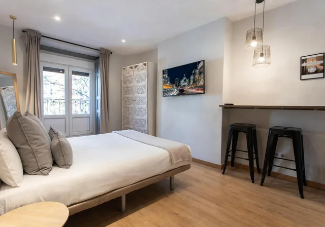 غرفة بسرير كوين بشرفة، ABRACADABRA SUITES 2/3