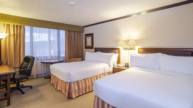 غرفة قياسية بسريرين مزدوجين بإطلالة على المدينة، Delta Hotels by Marriott San Jose Aurola 2/7