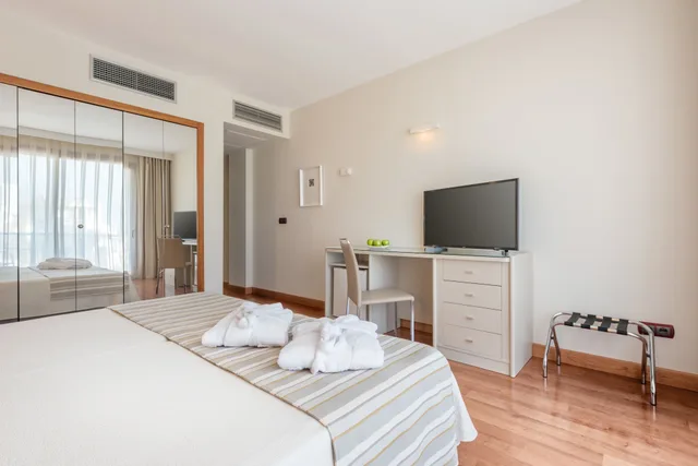 غرفة كومفورت ثلاثية بثلاثة أسرّة بشرفة بإطلالة جزئية على البحر، Gran Hotel Costa del Sol 1/5