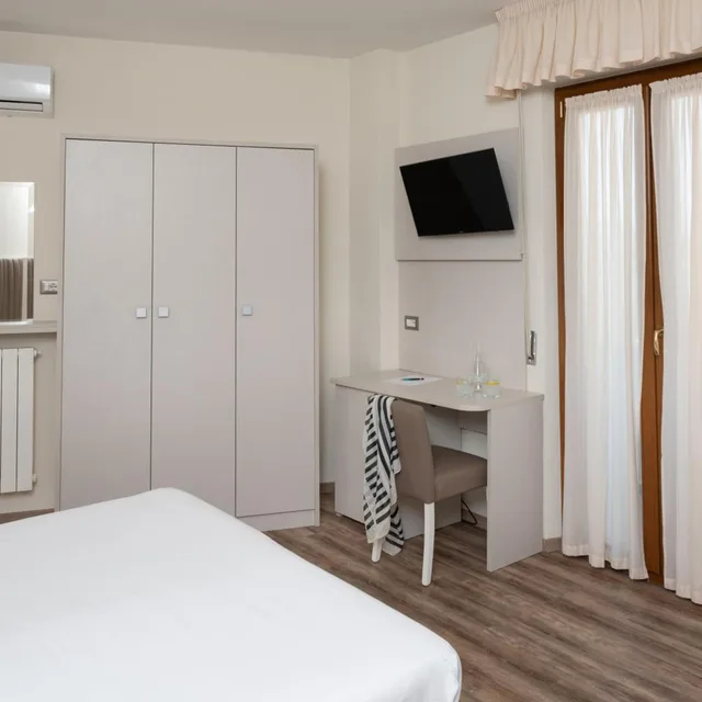 غرفة ثلاثية، Hotel Riviera 6/10