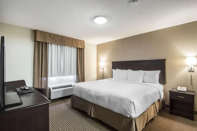 Efficiency, Suite, King Bed، Quality Inn & Suites Thompson, MB 2/4