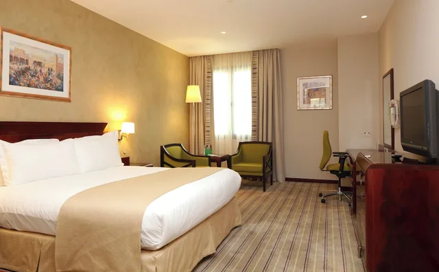 غرفة قياسية بسريرين منفصلين بإطلالة على المدينة للمدخنين، هوليداي إن - العليا(Holiday Inn Olaya) 4/10