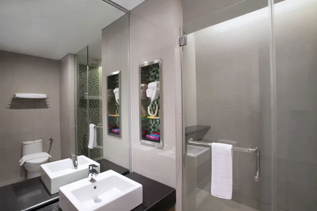 غرفة سوبيريور بسرير كوين بشرفة، Ibis Styles Jakarta Sunter 4/4