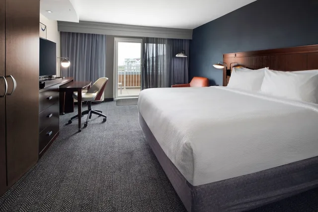 غرفة بسريرين كوين بإطلالة على المسبح، Courtyard by Marriott Galveston Island 1/4