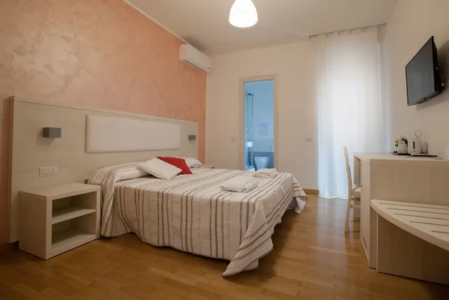 Room, Quadruple, 4 Beds, Momenti Romani 3/4