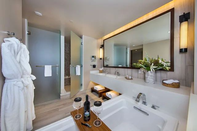 غرفة بسرير كينج بإطلالة على البحيرة، Edgewood Tahoe Resort 3/3