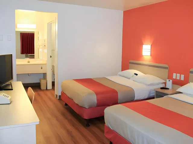 غرفة بسريرين كوين، Motel6 Enfield, CT - Hartford 1/1