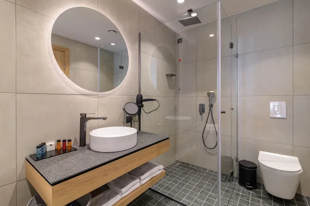 غرفة تنفيذية بسريرين منفصلين بإطلالة على البحر، Ensana Aquahouse Health Spa Hotel 2/3