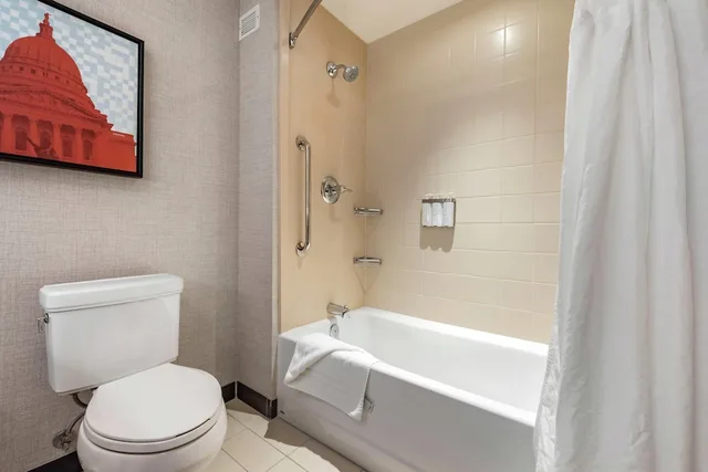 جناح بسريرين كوين بغرفة نوم واحدة، Cambria Hotel Madison East 3/3