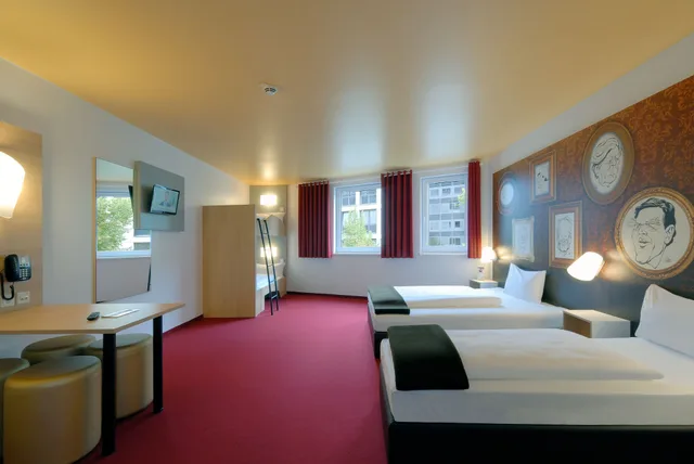 غرفة رباعية بسرير كوين وسرير بطابقين، B&B Hotel Bonn 3/10