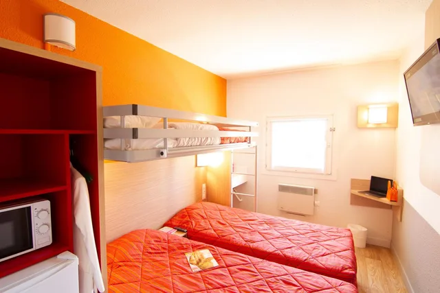 غرفة بسريرين منفصلين وسرير بطابقين، Hotel Premiere Classe Lyon East - Beynost 9/10