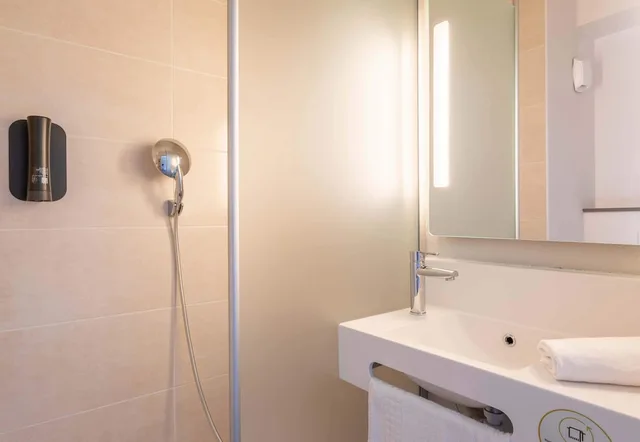 غرفة رباعية بسرير مزدوج وسريرين منفصلين، B&B Hotel Aix-En-Provence Venelles 3/4
