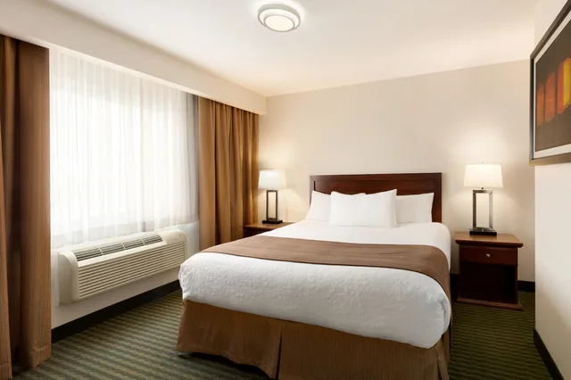 Room, Queen Bed, Exterior Entrance, Smoking، Travelodge Hotel by Wyndham Weyburn 1/4