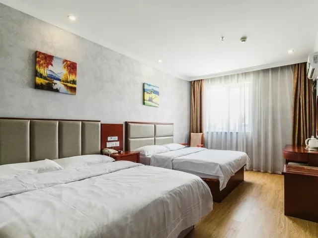 غرفة عائلية بسرير كوين وسرير فردي، GreenTree Inn Shanghai Huinan Jinghai Road Express Hotel 1/2