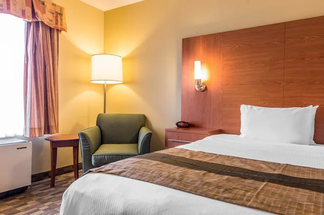 غرفة قياسية بسرير كينج، Quality Inn & Suites Hawkesbury 3/4