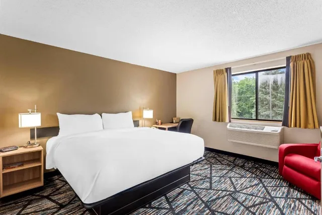 جناح بسرير كينج، Quality Inn & Suites Howe - Sturgis 1/3