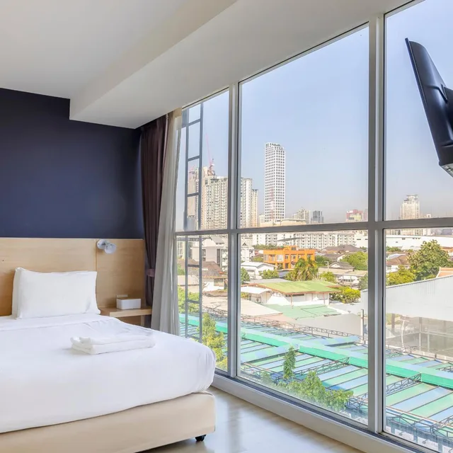 Superior, Double Bed, Solo Express Sukhumvit 81 4/10