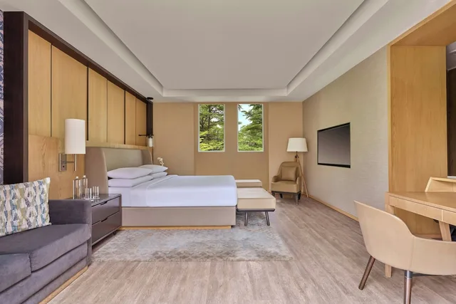 جناح جونيور بسرير كينج بشرفة، Courtyard by Marriott Aravali Resort 3/5