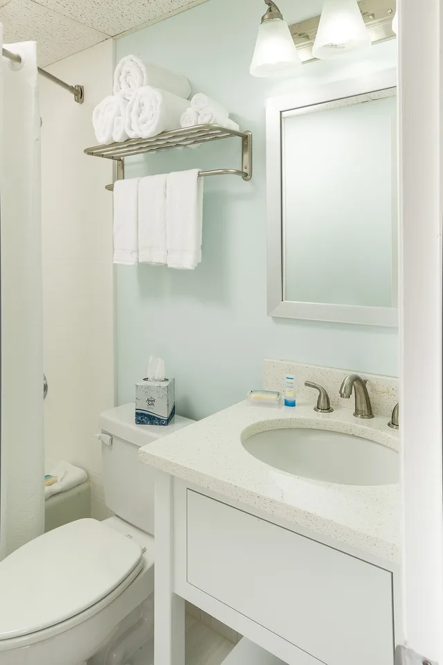 غرفة بسرير كوين بإطلالة جزئية على البحر، Pleasant View Inn 5/6