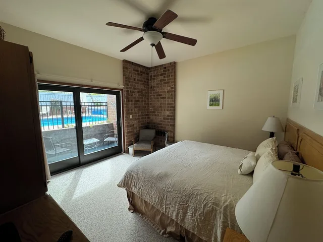 غرفة سيغنتشر بسرير كينج بغرفة نوم واحدة مع أريكة بمطبخ، Shadow Mountain Lodge 2/10